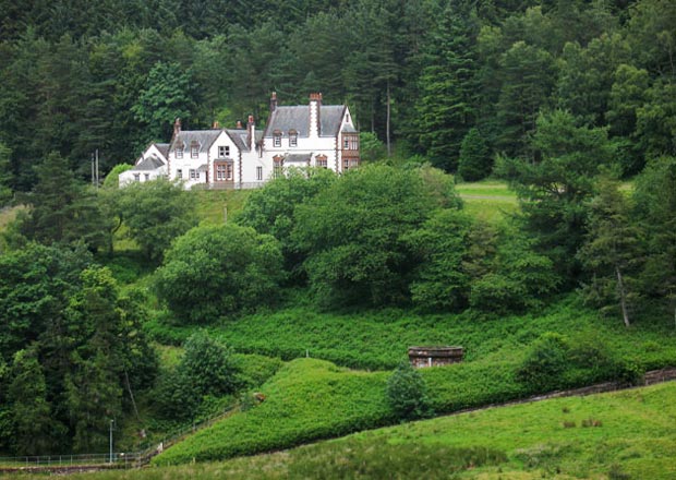 Victorian lodge by the dam.