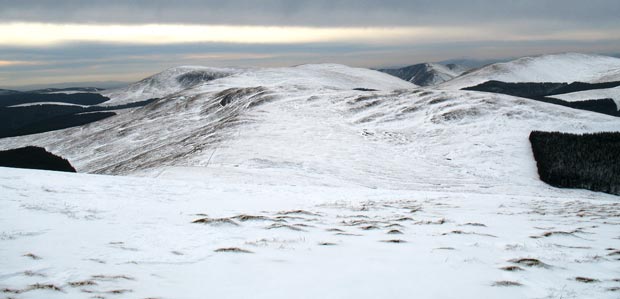 View over Hopetoun Craig to Loch Fell, Capel Fell and Crofthead while descending from Ettrick Pen