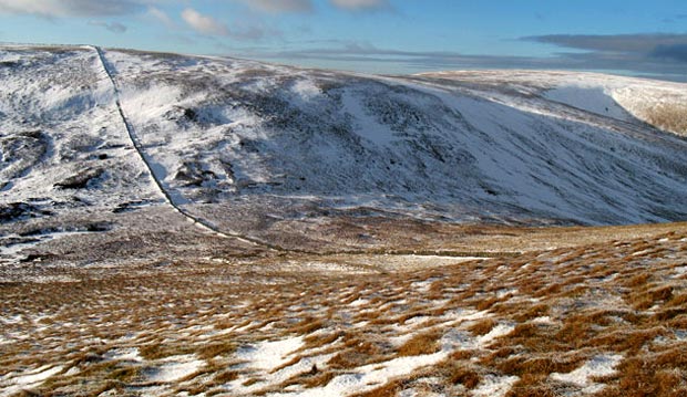 View of the dyke running west up onto Firthybrig Head.