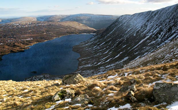 View along the face of Mid Craig and down over Loch Skene as we head for Mid Craig.