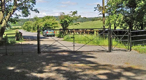 The parking place created for walkers by the estate near Muirfad