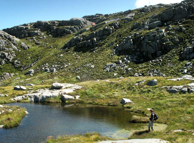 View from the Devil's Bowling Green area back towards the lochan on Craignaw