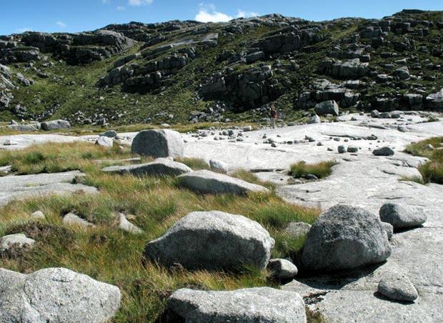 View across the Devil's Bowling Green back towards the top of Craignaw