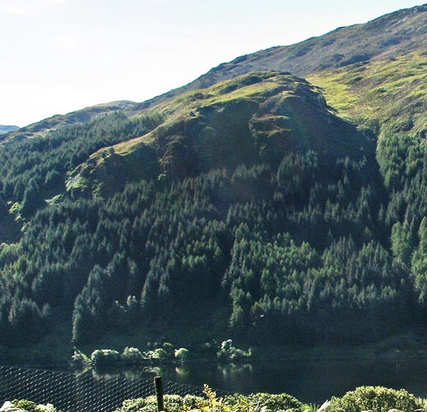 View of routes onto Mulldonnoch avoiding cliffs on White Bennan - detail