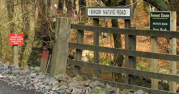 Way marker and other signs at the start of the walk