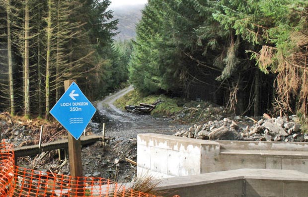 Route sign for Loch Dungoen - we go straight ahead here