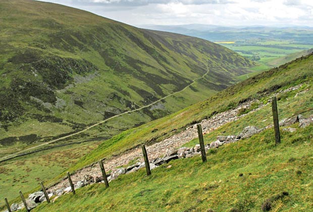 Descending from Well Hill towards the track which comes up from Durisdeer