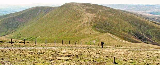 View from Lowther Hill looking back towards the saddle at the top of the Enterkin Pass