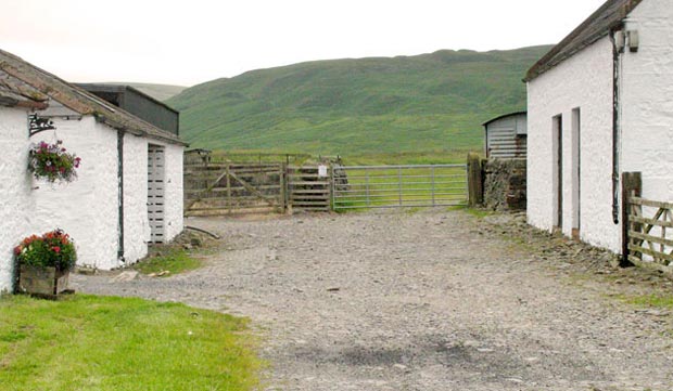 View coming through the farm yard at Mitchellslacks