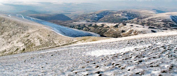 View into the narrow saddle between Lowther Hill and East Mount Lowther which is the top of the Enterkin Pass