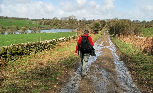 Heading past the loch at Drumfad.