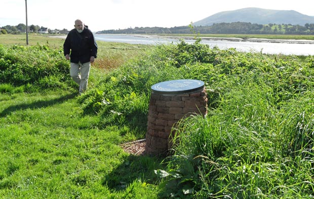 Monument at Conheath between Kelton and Glencaple to Queen Victoria's Piper Angus MacKay